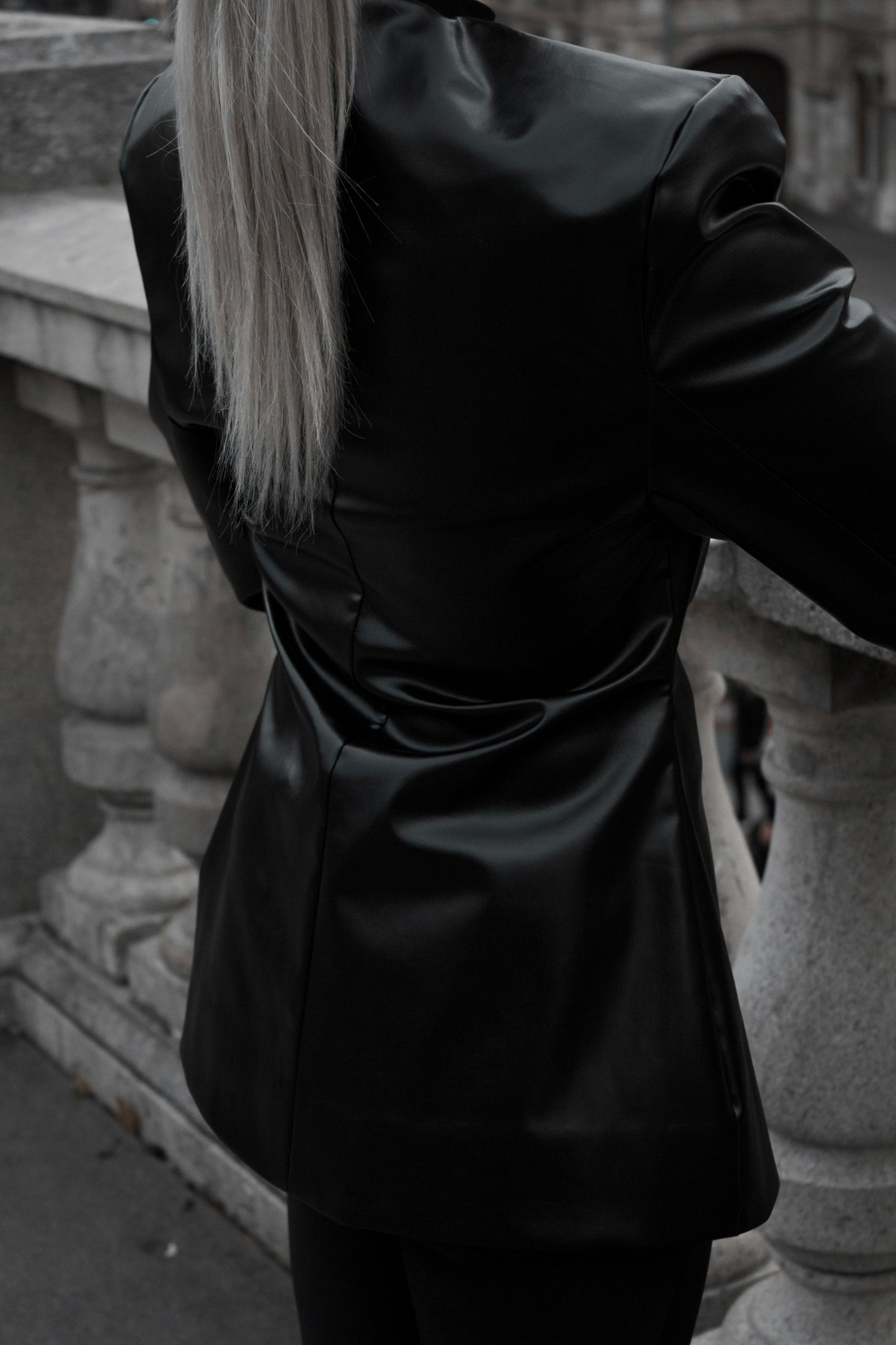 DUAL-BUTTON STRUCTURED JACKET