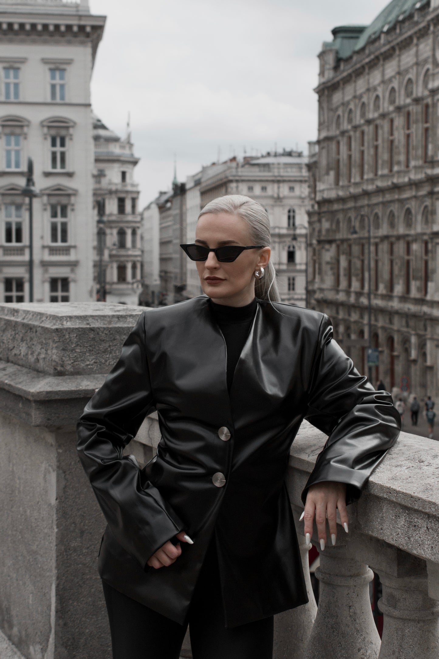 DUAL-BUTTON STRUCTURED JACKET