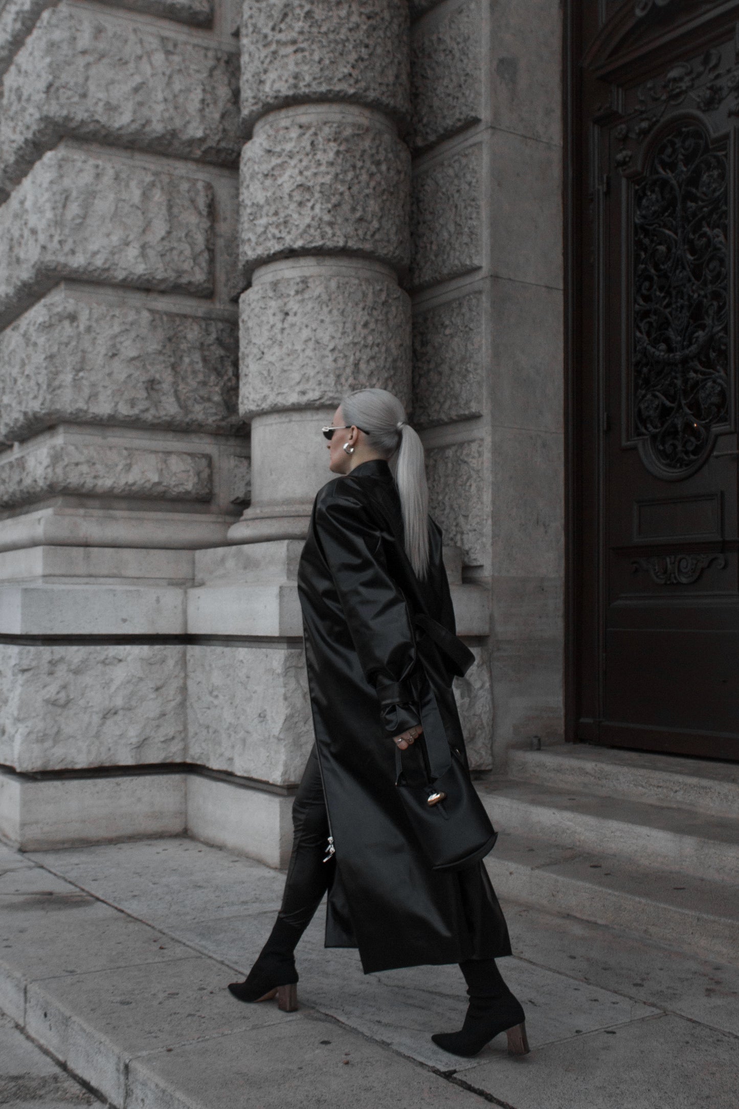 HIGH-NECK CLOSURE COAT